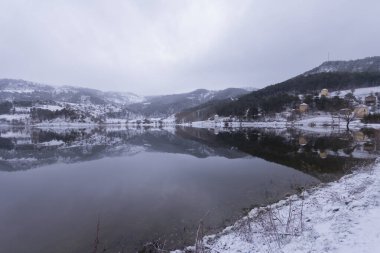 Cubuklu Gölü, Bolu 'nun Gynk bölgesinde bir heyelan tarafından oluşturulan turistik göl..