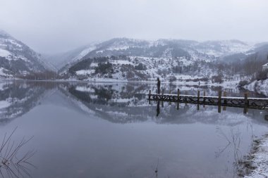 Cubuklu Gölü, Bolu 'nun Gynk bölgesinde bir heyelan tarafından oluşturulan turistik göl..