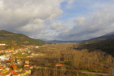 Tarakli, Türkiye 'nin Marmara Bölgesi' nde, eski İstanbul-Ankara otoyolu ve tarihi İpek Yolu güzergahında yer alıyor..