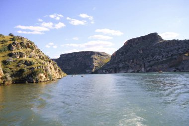 Halfeti, Sanliurfa ilinin bir ilçesidir. Şanlıurfa 'nın batısında yer almaktadır..