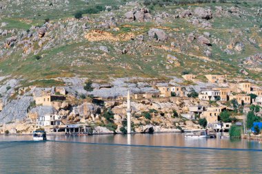Halfeti, Sanliurfa ilinin bir ilçesidir. Şanlıurfa 'nın batısında yer almaktadır..