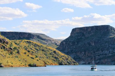 Halfeti, Sanliurfa ilinin bir ilçesidir. Şanlıurfa 'nın batısında yer almaktadır..