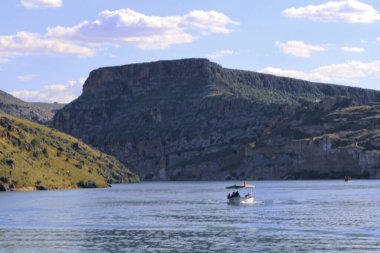 Halfeti, Sanliurfa ilinin bir ilçesidir. Şanlıurfa 'nın batısında yer almaktadır..