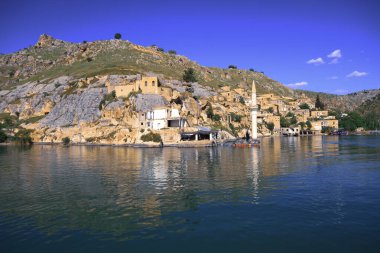 Halfeti, Sanliurfa ilinin bir ilçesidir. Şanlıurfa 'nın batısında yer almaktadır..