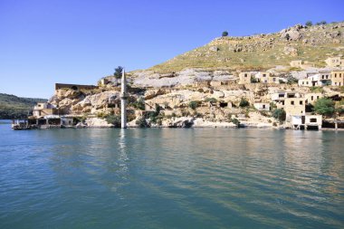 Halfeti, Sanliurfa ilinin bir ilçesidir. Şanlıurfa 'nın batısında yer almaktadır..