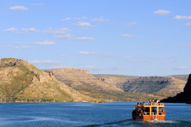 Halfeti, Sanliurfa ilinin bir ilçesidir. Şanlıurfa 'nın batısında yer almaktadır..