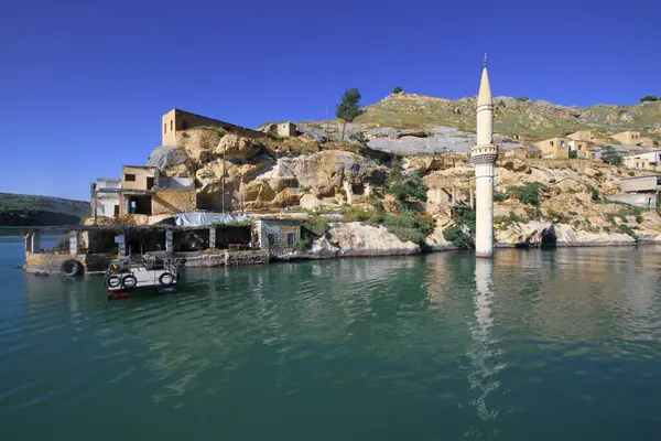 Halfeti, Sanliurfa ilinin bir ilçesidir. Şanlıurfa 'nın batısında yer almaktadır..