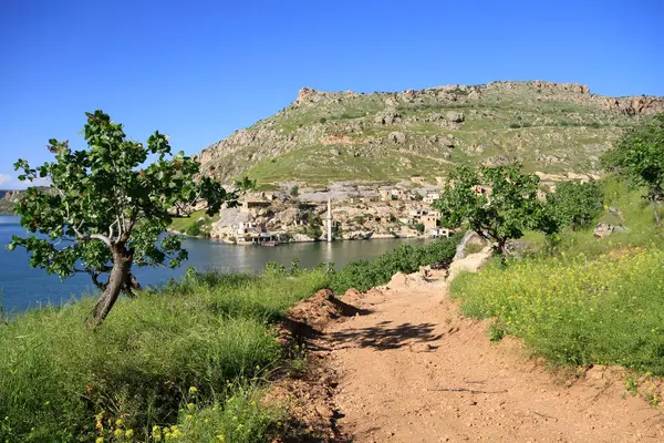 Halfeti, Sanliurfa ilinin bir ilçesidir. Şanlıurfa 'nın batısında yer almaktadır..