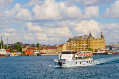İstanbul 'un tarihi Haydarpaşa tren istasyonu deniz kenarında..