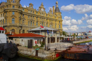 İstanbul 'un tarihi Haydarpaşa tren istasyonu deniz kenarında..