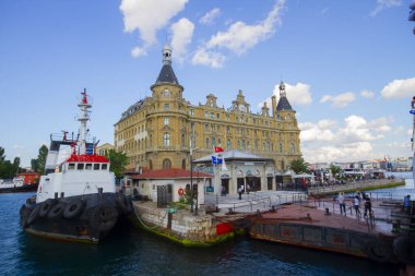 İstanbul 'un tarihi Haydarpaşa tren istasyonu deniz kenarında..