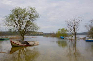 Durugl, İstanbul 'da bir göldür. İstanbul 'un kuzeybatısında, şehirden yaklaşık 4050 km uzaklıktadır..
