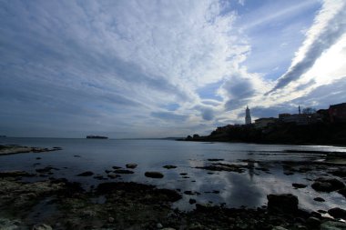 Rumeli Feneri ya da resmi adıyla Trkeli Feneri, İstanbul 'un Avrupa yakasında Karadeniz' le buluştuğu Boğaz 'ın kuzey ucunda yer alan bir deniz feneridir..