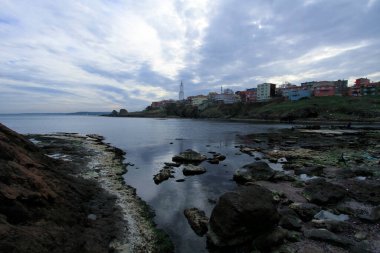 Rumeli Feneri ya da resmi adıyla Trkeli Feneri, İstanbul 'un Avrupa yakasında Karadeniz' le buluştuğu Boğaz 'ın kuzey ucunda yer alan bir deniz feneridir..