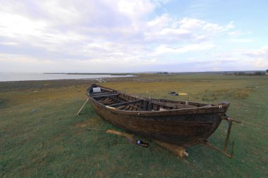 Tektonik kökenli sığ bir tatlı su gölü, ancak bölge açısından Türkiye 'nin onuncu büyük gölü. Bursa 'da..