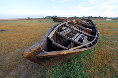 Tektonik kökenli sığ bir tatlı su gölü, ancak bölge açısından Türkiye 'nin onuncu büyük gölü. Bursa 'da..