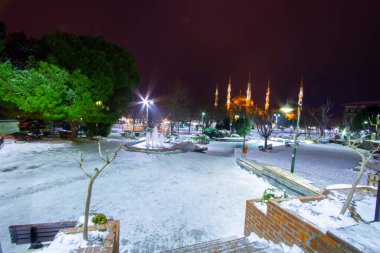 Sultanahmet Meydanı, soğuk ve aydınlık bir kış gecesi.