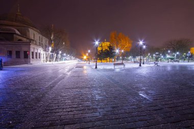 Sultanahmet Meydanı, soğuk ve aydınlık bir kış gecesi.