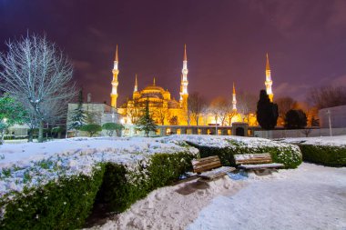 Sultanahmet Meydanı, soğuk ve aydınlık bir kış gecesi.