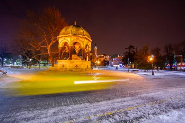 Sultanahmet Meydanı, soğuk ve aydınlık bir kış gecesi.