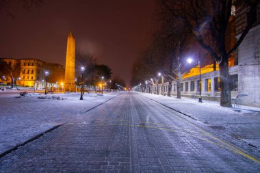 Sultanahmet Meydanı, soğuk ve aydınlık bir kış gecesi.