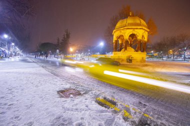 Sultanahmet Meydanı, soğuk ve aydınlık bir kış gecesi.