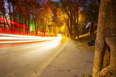 Yoğun trafikte alınan hafif trafik ışıkları izleri