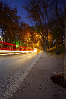 Yoğun trafikte alınan hafif trafik ışıkları izleri