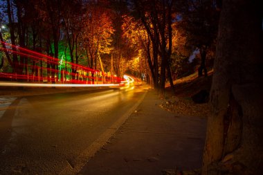 Yoğun trafikte alınan hafif trafik ışıkları izleri