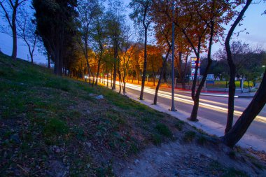 Yoğun trafikte alınan hafif trafik ışıkları izleri