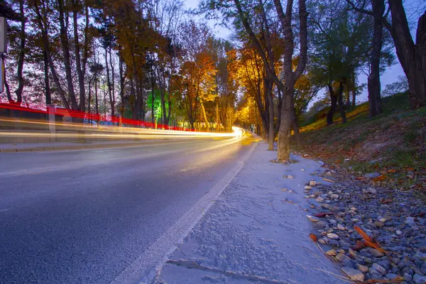 Yoğun trafikte alınan hafif trafik ışıkları izleri