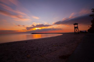 Farklı sahillerde cankurtaran kuleleri ele geçirildi.