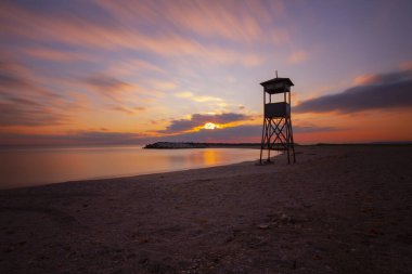 Farklı sahillerde cankurtaran kuleleri ele geçirildi.