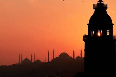 Bakire Kulesi ve İstanbul silueti