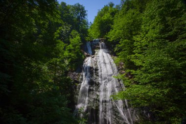 Guzeldere Şelalesi Doğa Parkı (İngilizce: Guzeldere Waterfall Nature Park), Glyaka ilinin Gzeldere köyü sınırları içinde 2011 yılında ilan edilen bir doğa parkıdır..