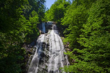 Guzeldere Şelalesi Doğa Parkı (İngilizce: Guzeldere Waterfall Nature Park), Glyaka ilinin Gzeldere köyü sınırları içinde 2011 yılında ilan edilen bir doğa parkıdır..