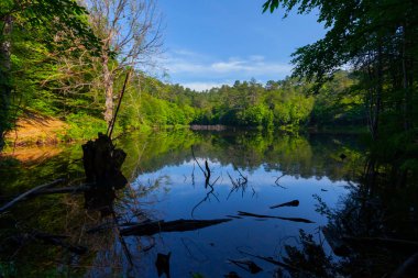 Yalova 'nın Tevikiye bölgesinde yer alan Büyük Dipsiz Göl, şehir merkezine yaklaşık 10 km uzaklıktadır..