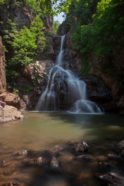 Erikli Şelalesi ve Suden Şelalesi gibi orta küçük şelaleler grubunda. Dünya çapında küçük boy, ülke çapında orta boy. Bu büyüklükte 100 'den fazla şelale var..