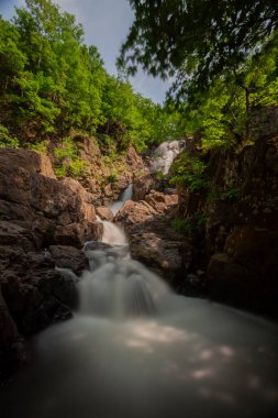 Erikli Şelalesi ve Suden Şelalesi gibi orta küçük şelaleler grubunda. Dünya çapında küçük boy, ülke çapında orta boy. Bu büyüklükte 100 'den fazla şelale var..