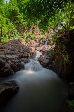 Erikli Şelalesi ve Suden Şelalesi gibi orta küçük şelaleler grubunda. Dünya çapında küçük boy, ülke çapında orta boy. Bu büyüklükte 100 'den fazla şelale var..