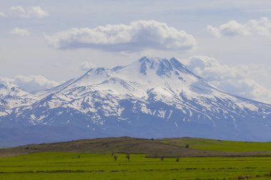 Hasan Dağı ya da Hasan Dağı, deniz seviyesinden 3268 metre yüksekliğinde bir volkanik dağdır..