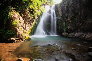 Termal Bölgedeki Vezpnar Köyü 'nden 8 kilometre uzakta bulunan Suden Şelalesi ve çevresi doğa severler için muhteşem bir ziyafet sunuyor..