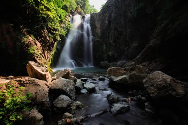 Termal Bölgedeki Vezpnar Köyü 'nden 8 kilometre uzakta bulunan Suden Şelalesi ve çevresi doğa severler için muhteşem bir ziyafet sunuyor..