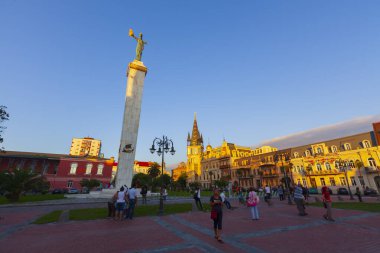  Batumi, Gürcistan 'ın Adjara Özerk Cumhuriyeti' nin başkenti Karadeniz kıyısında bir liman kentidir..