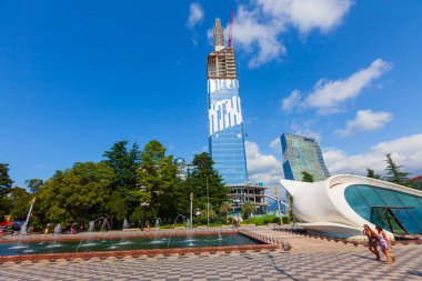  Batumi, Gürcistan 'ın Adjara Özerk Cumhuriyeti' nin başkenti Karadeniz kıyısında bir liman kentidir..