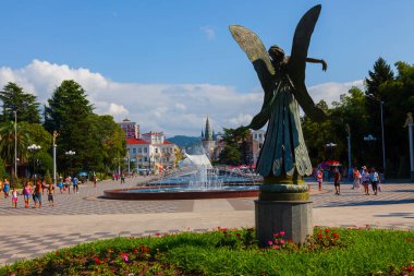  Batumi, Gürcistan 'ın Adjara Özerk Cumhuriyeti' nin başkenti Karadeniz kıyısında bir liman kentidir..