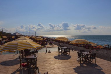  Batumi, Gürcistan 'ın Adjara Özerk Cumhuriyeti' nin başkenti Karadeniz kıyısında bir liman kentidir..