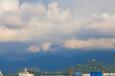  Batumi, Gürcistan 'ın Adjara Özerk Cumhuriyeti' nin başkenti Karadeniz kıyısında bir liman kentidir..