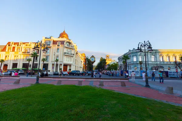  Batumi, Gürcistan 'ın Adjara Özerk Cumhuriyeti' nin başkenti Karadeniz kıyısında bir liman kentidir..