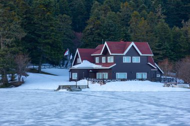 Bolu şehir merkezinin 13 kilometre güneyinde yapay olarak oluşturulmuş bir baraj gölüdür..